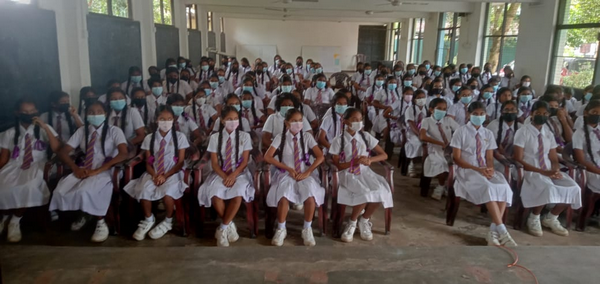 A program to educate teenage daughters to reduce early marriages in Homagama (2022-12-06)